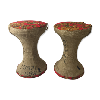 Tabourets tam-tam rhabillés en toile de jute et tissu à fleurs