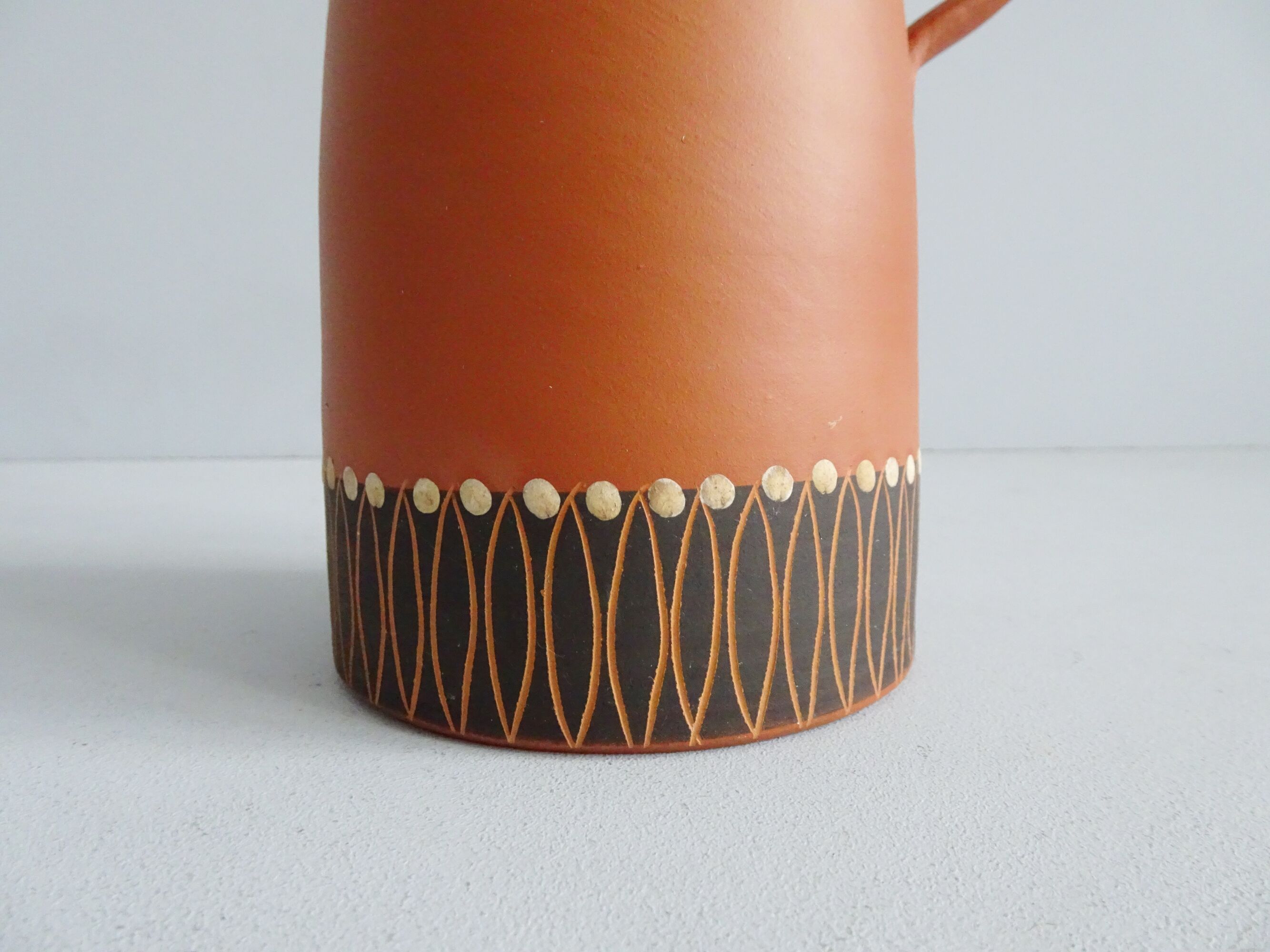 Vase en terre cuite au décor incisé, peint à la main