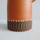 Vase en terre cuite au décor incisé, peint à la main