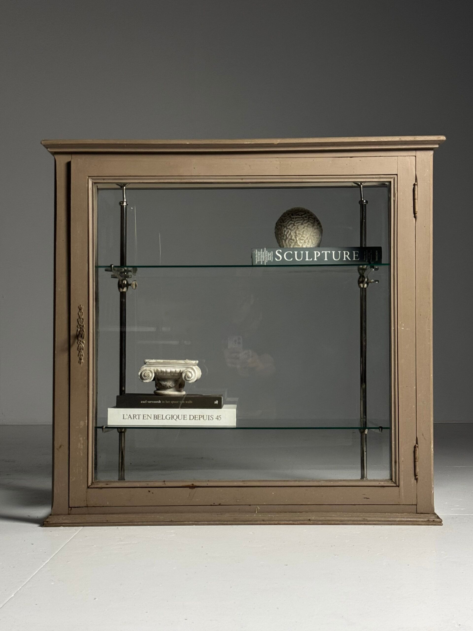 Vitrine française du début du 20e siècle grise