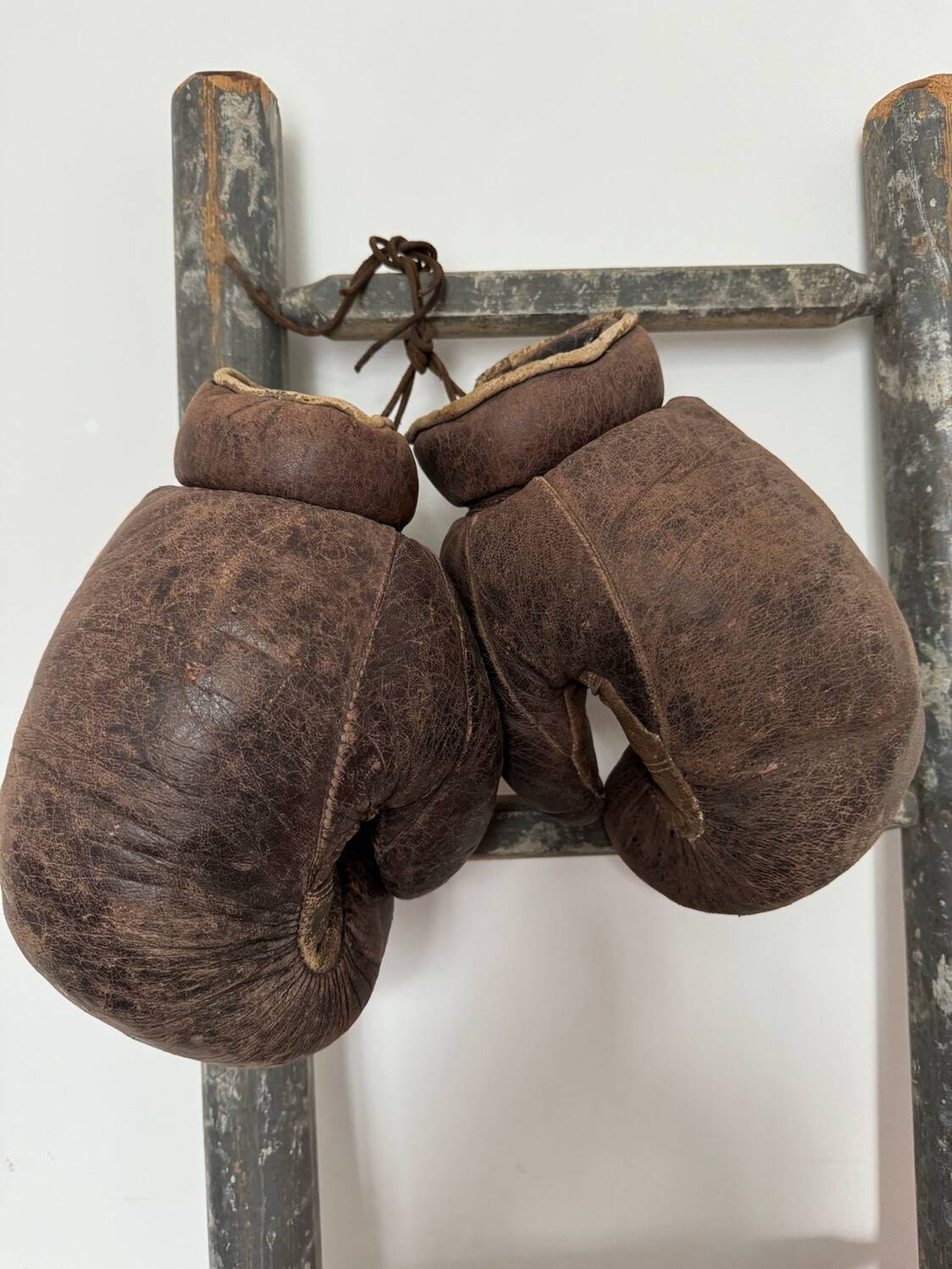 Ancienne paire de gants de boxe en cuir