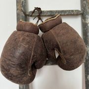 Ancienne paire de gants de boxe en cuir