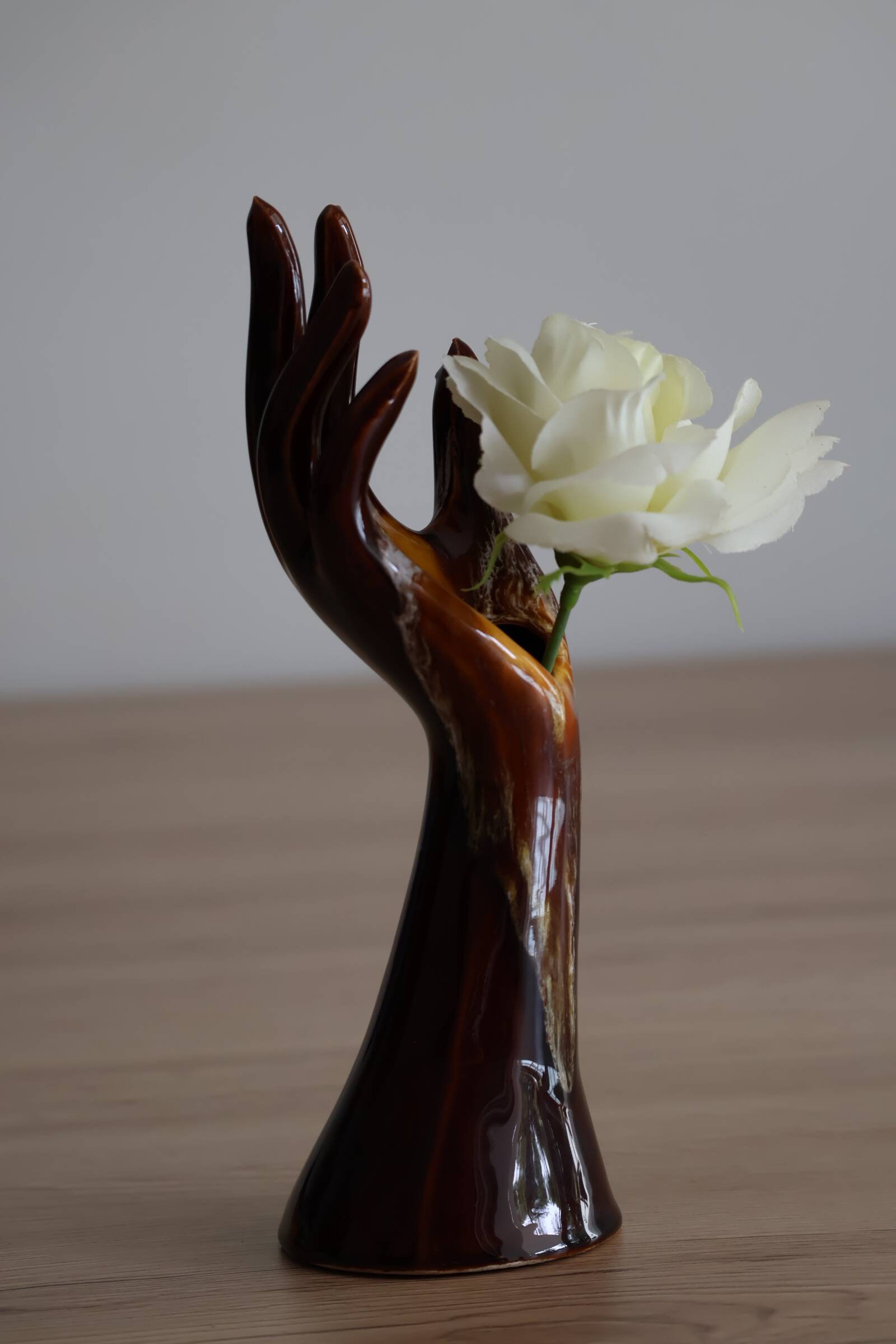 Main baguier ou vase soliflore années 70 en céramique émaillée