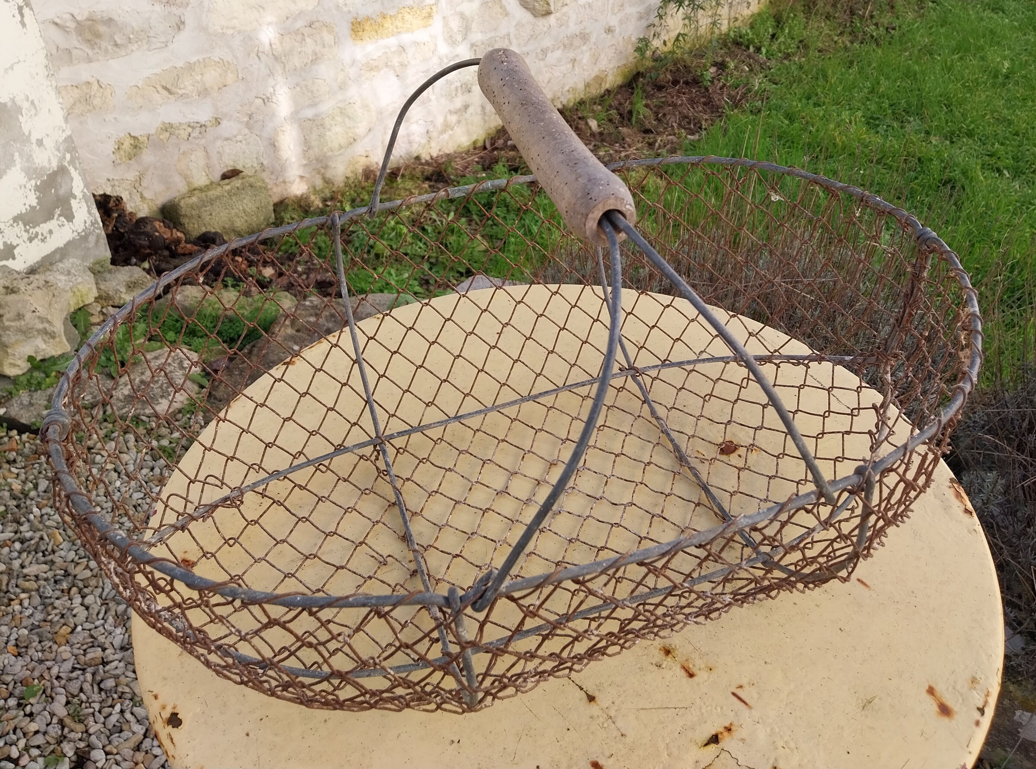 Shellfish fishing basket