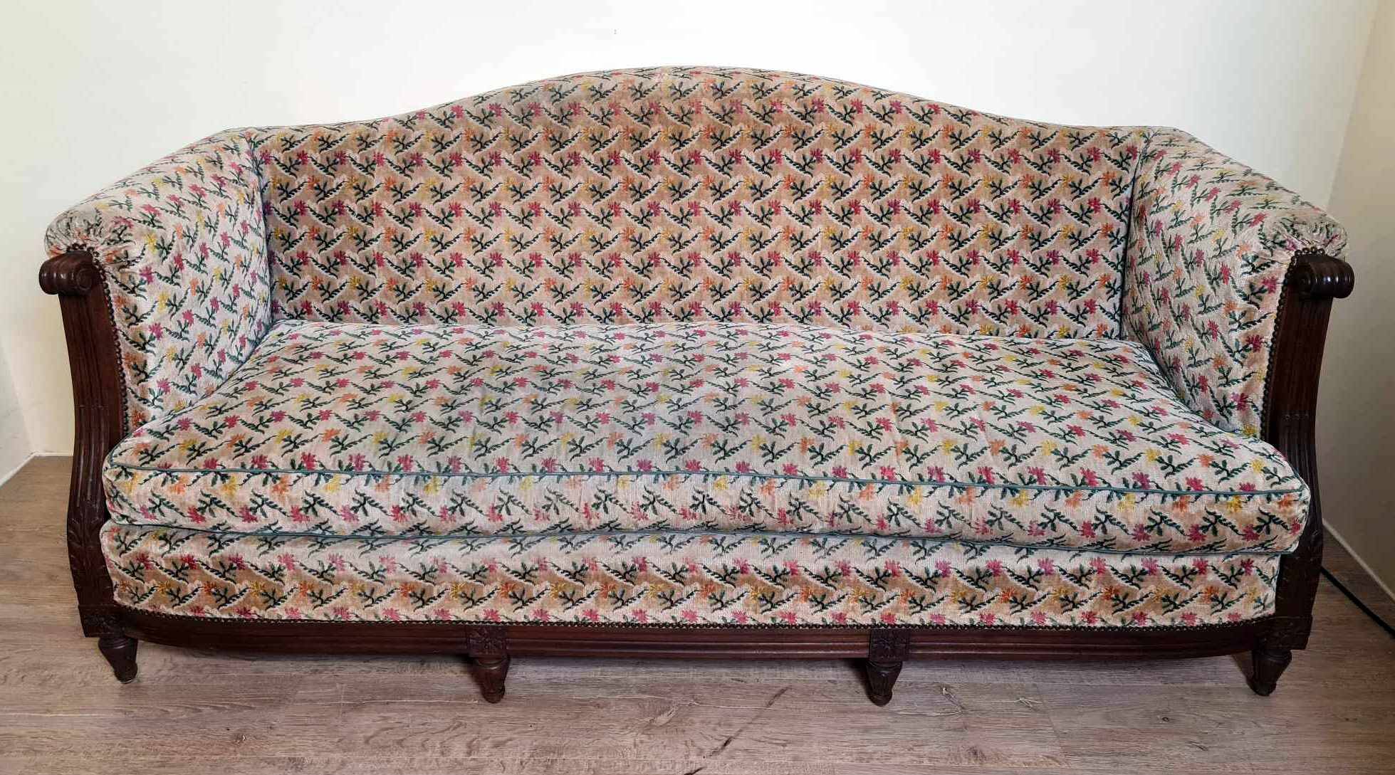 banquette de style Louis XVI vers 1900 tapisserie façon velours de gênes a décors floral