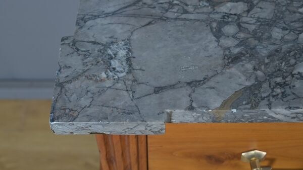 Commode de propriété en merisier, époque Louis XVI – fin XVIIIe