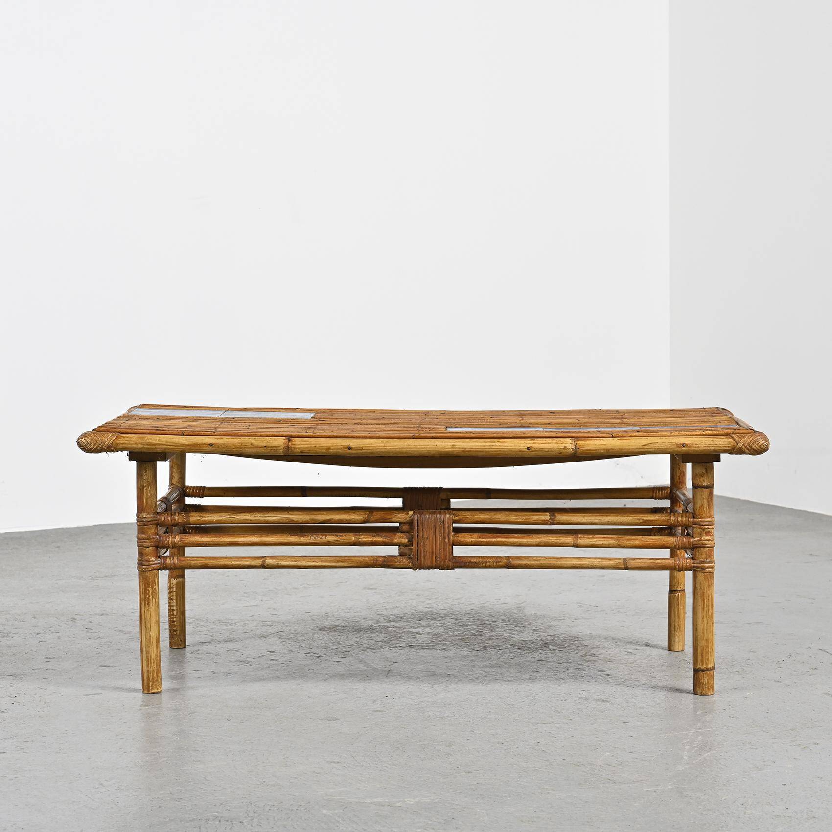 Table basse à carreaux de céramique bleus par Robert et Jean Cloutier