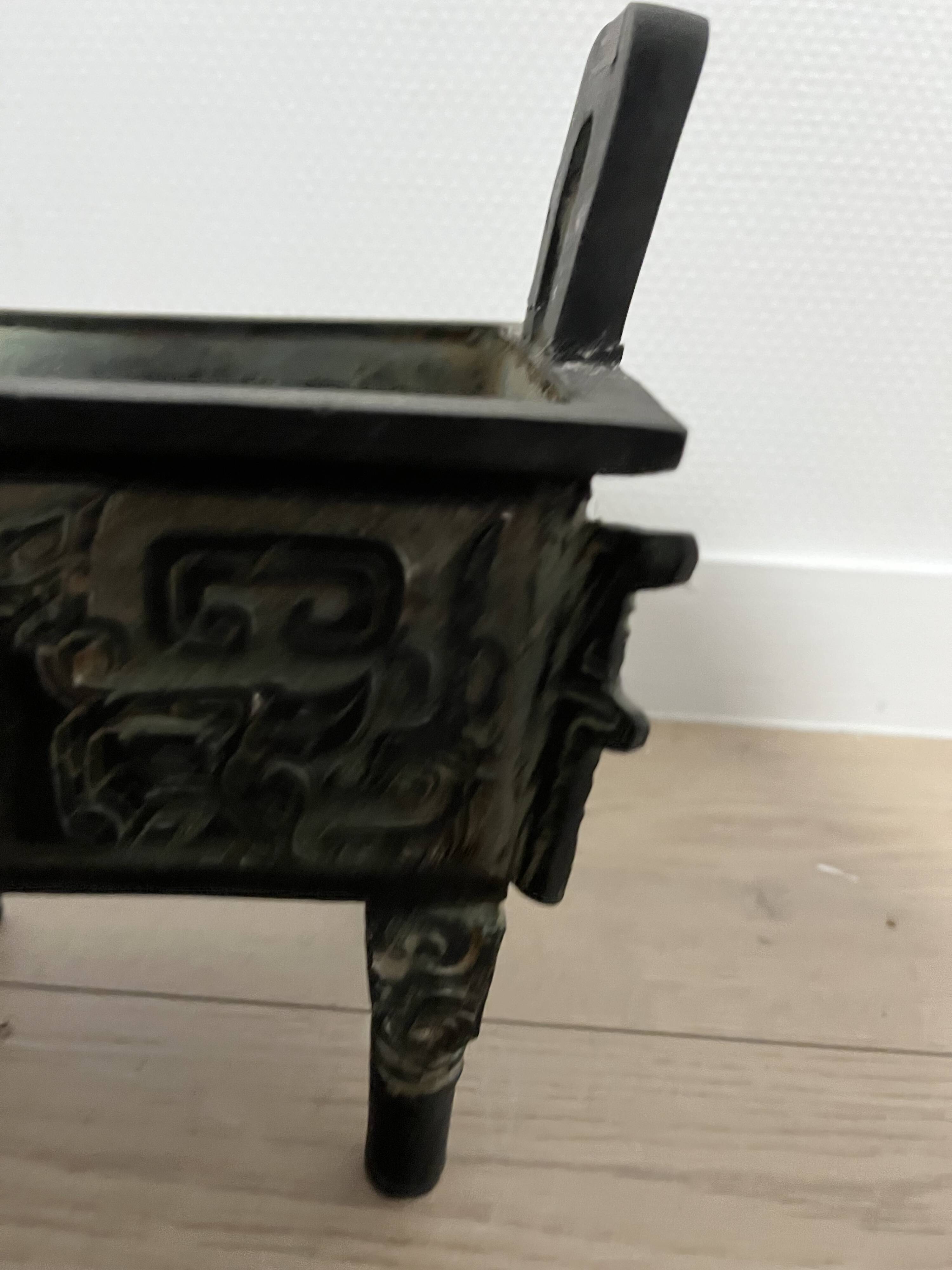 Vase tripode décoratif style ancien – Anses verticales – 28 cm