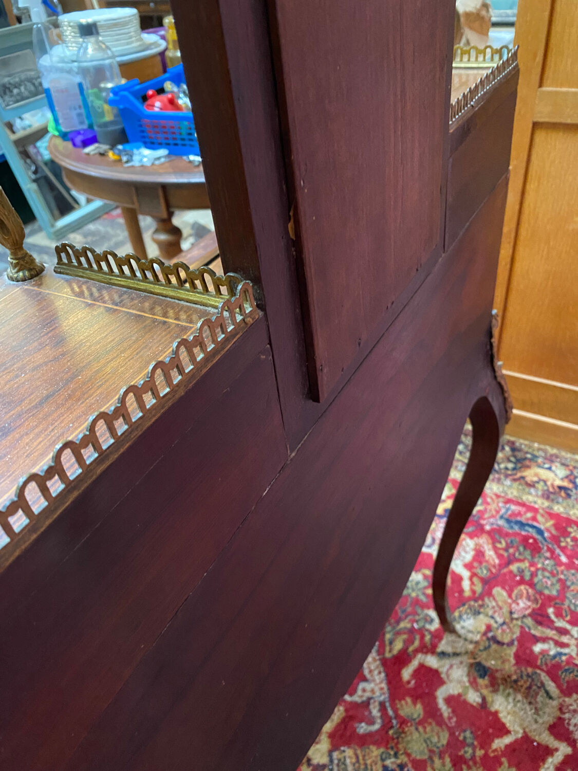 Wriitng desk laiding Louis XV style with secret compartment