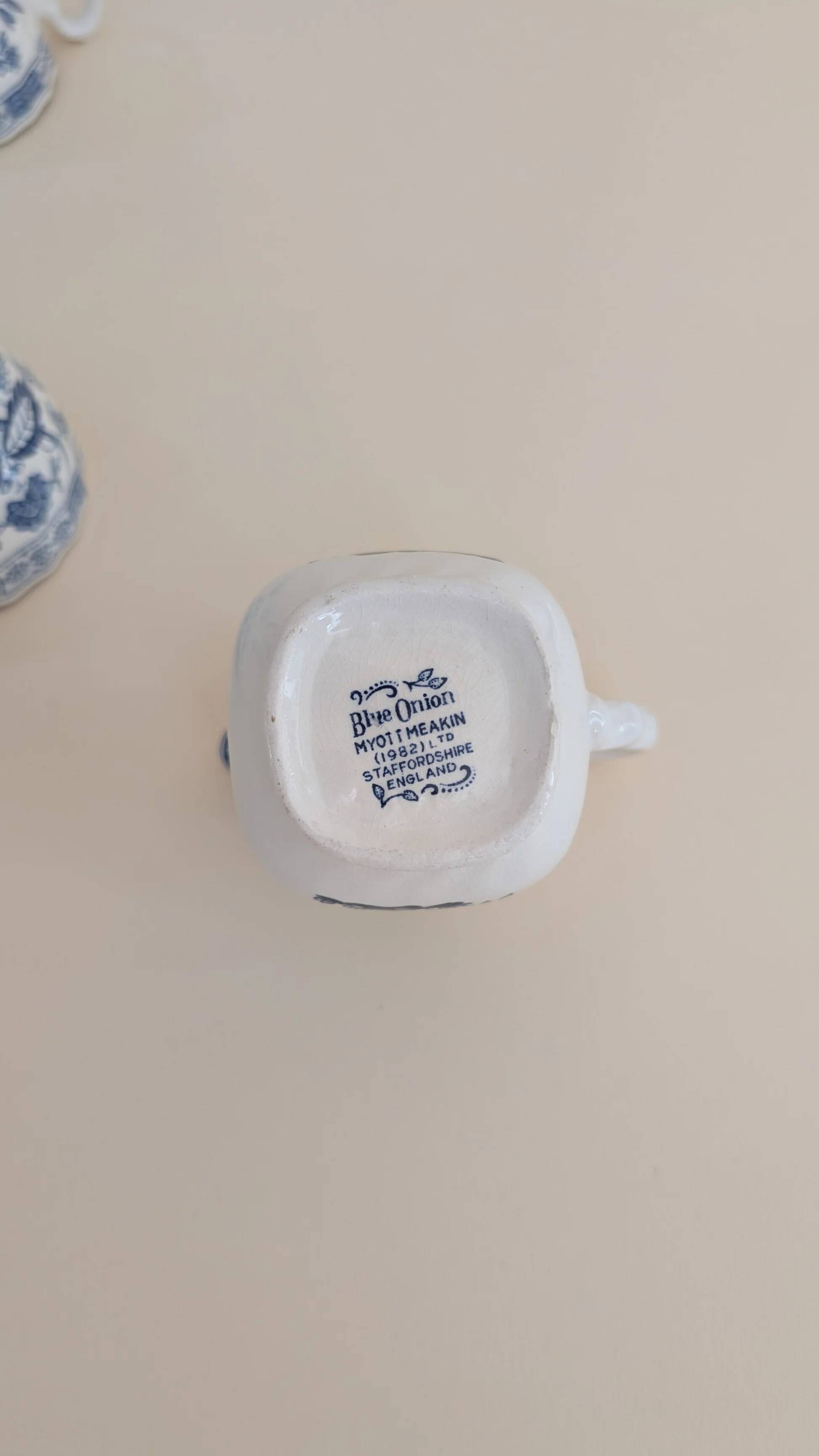 Ensemble de 6 tasses à café et son pot à lait