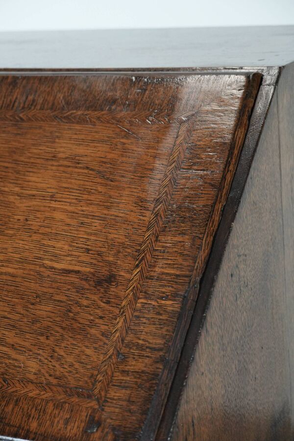 Grand coffre à tiroirs / bureau / coffre en chêne anglais du XVIIIe siècle avec des compartiments secrets et un intérieur en gradins.