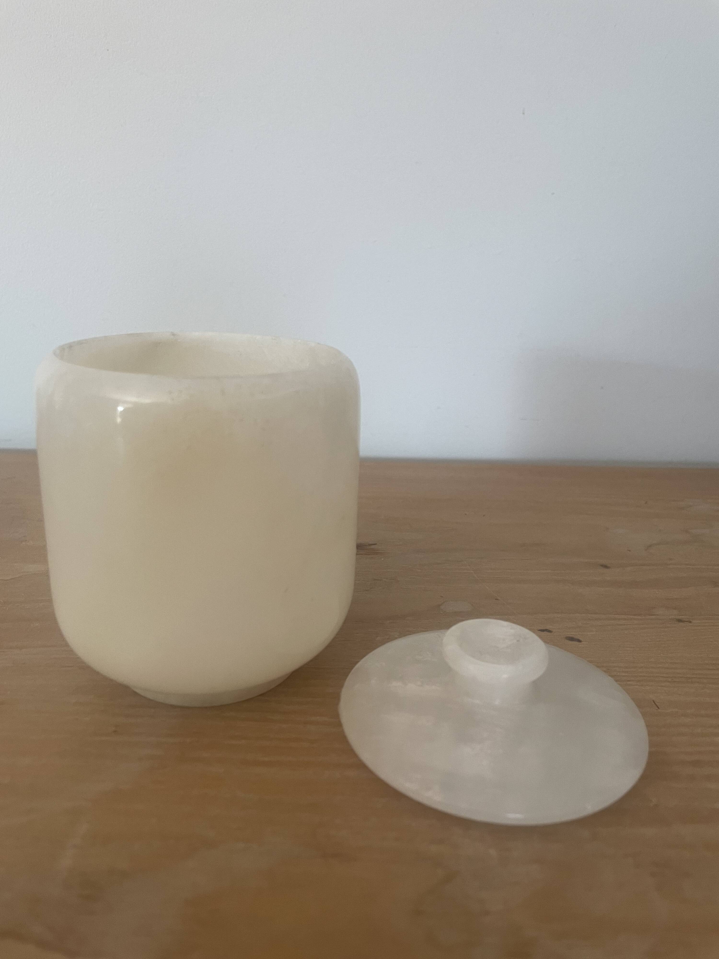 Petit pot en Albatre avec son couvercle assorti