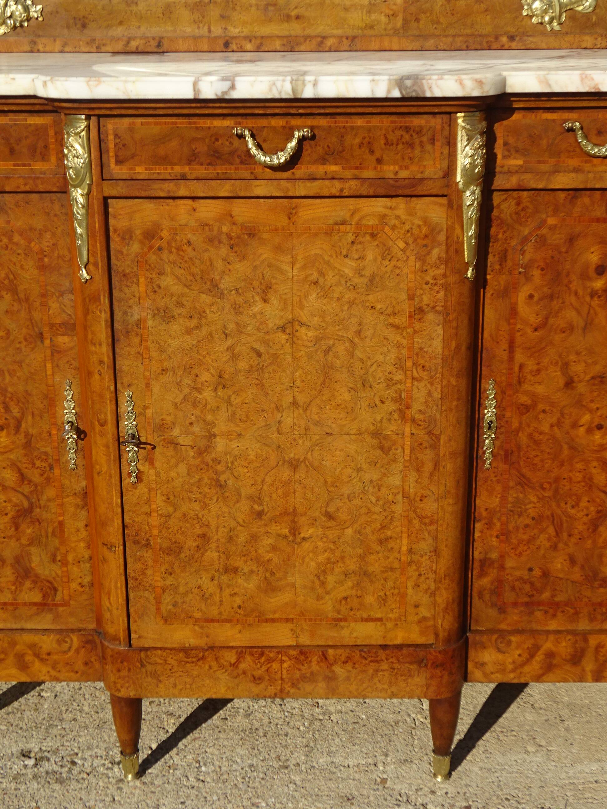Très ancien buffet Louis XVI avec marbre, miroir et bronze