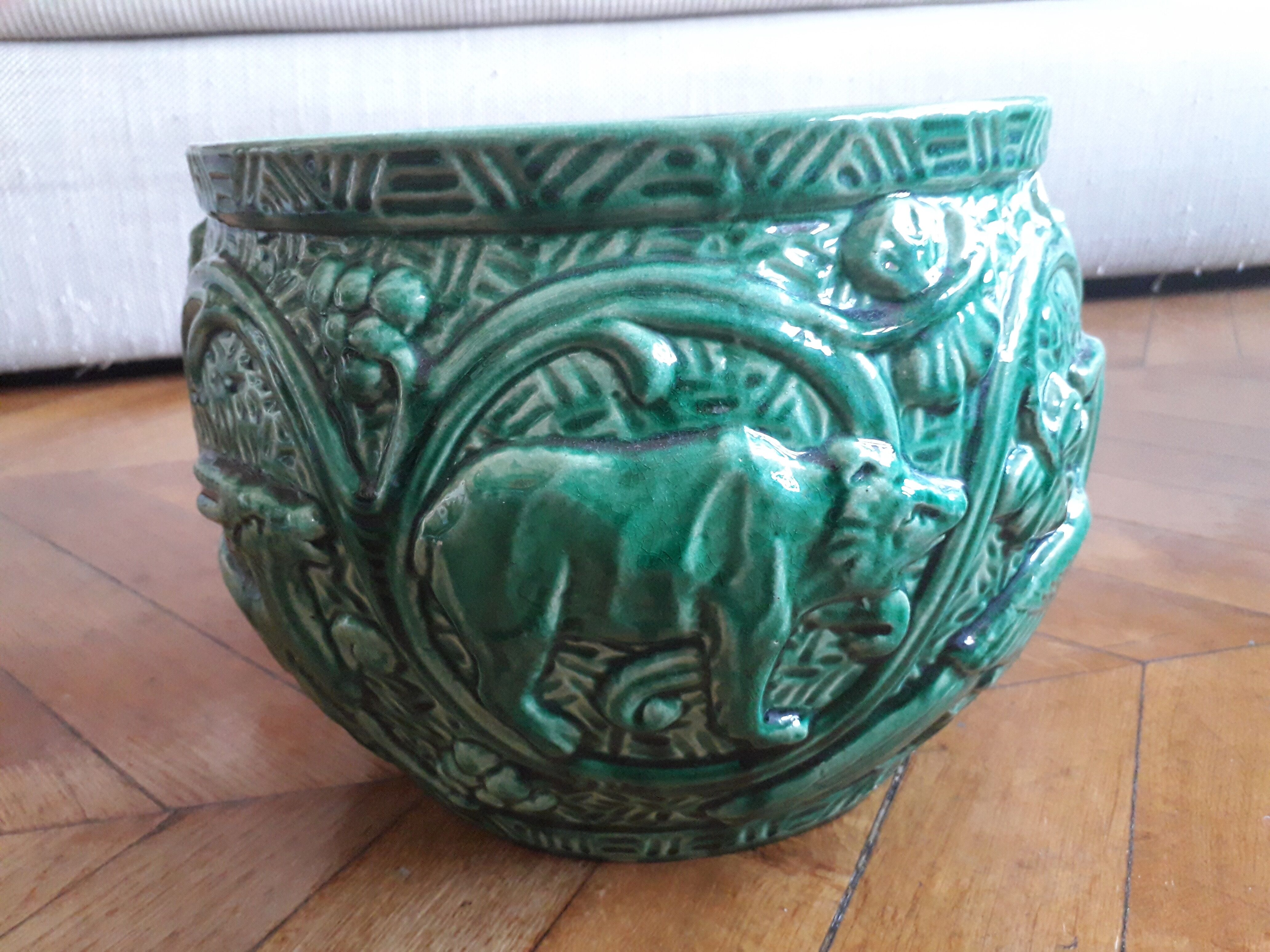 Slurry ceramic with animal décor