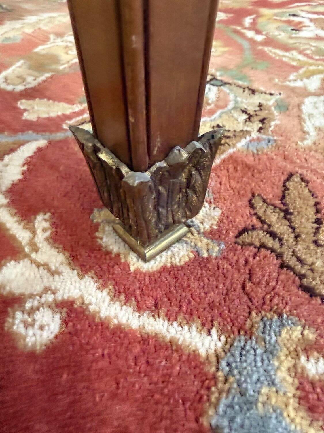 Table extensible style Louis XVI – Plateau cuir doré au petit fer – Bronze doré