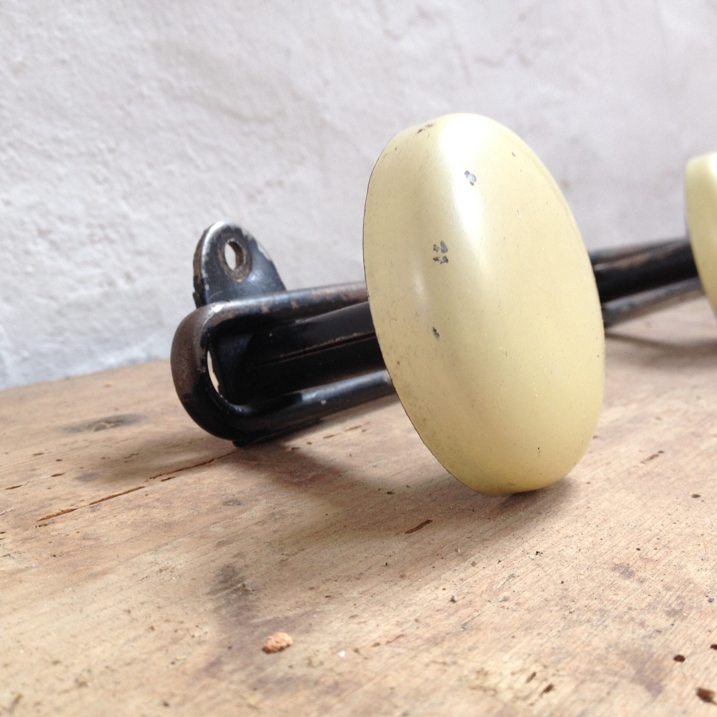 Coat door 3 yellow patères