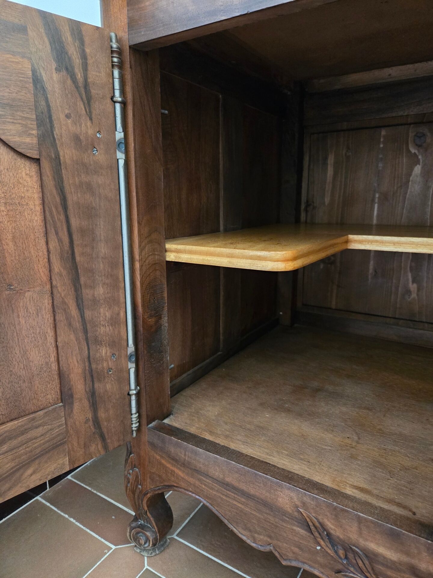 Antique Louis XV style buffet in solid wood.