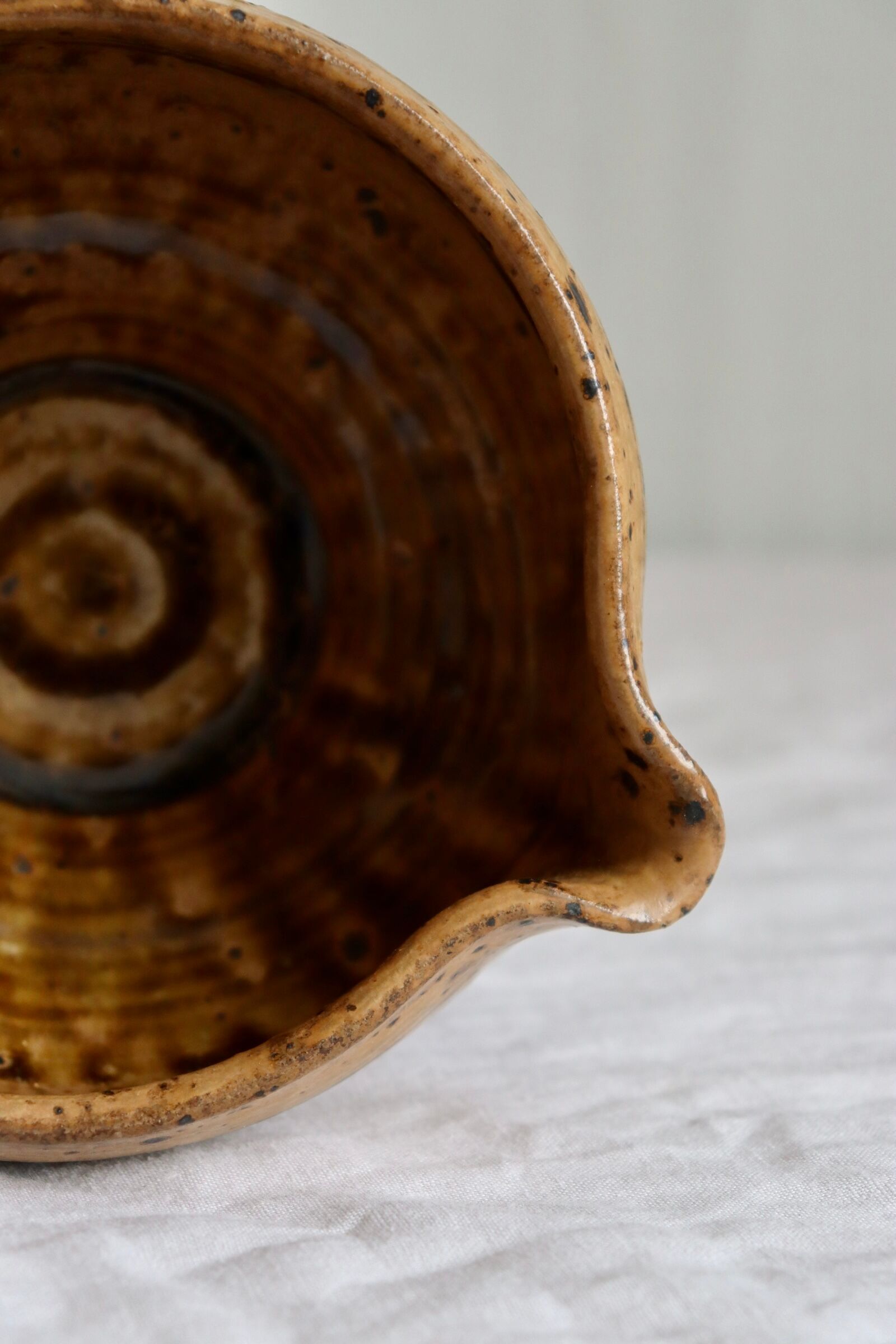 Saucière en grès pyrité