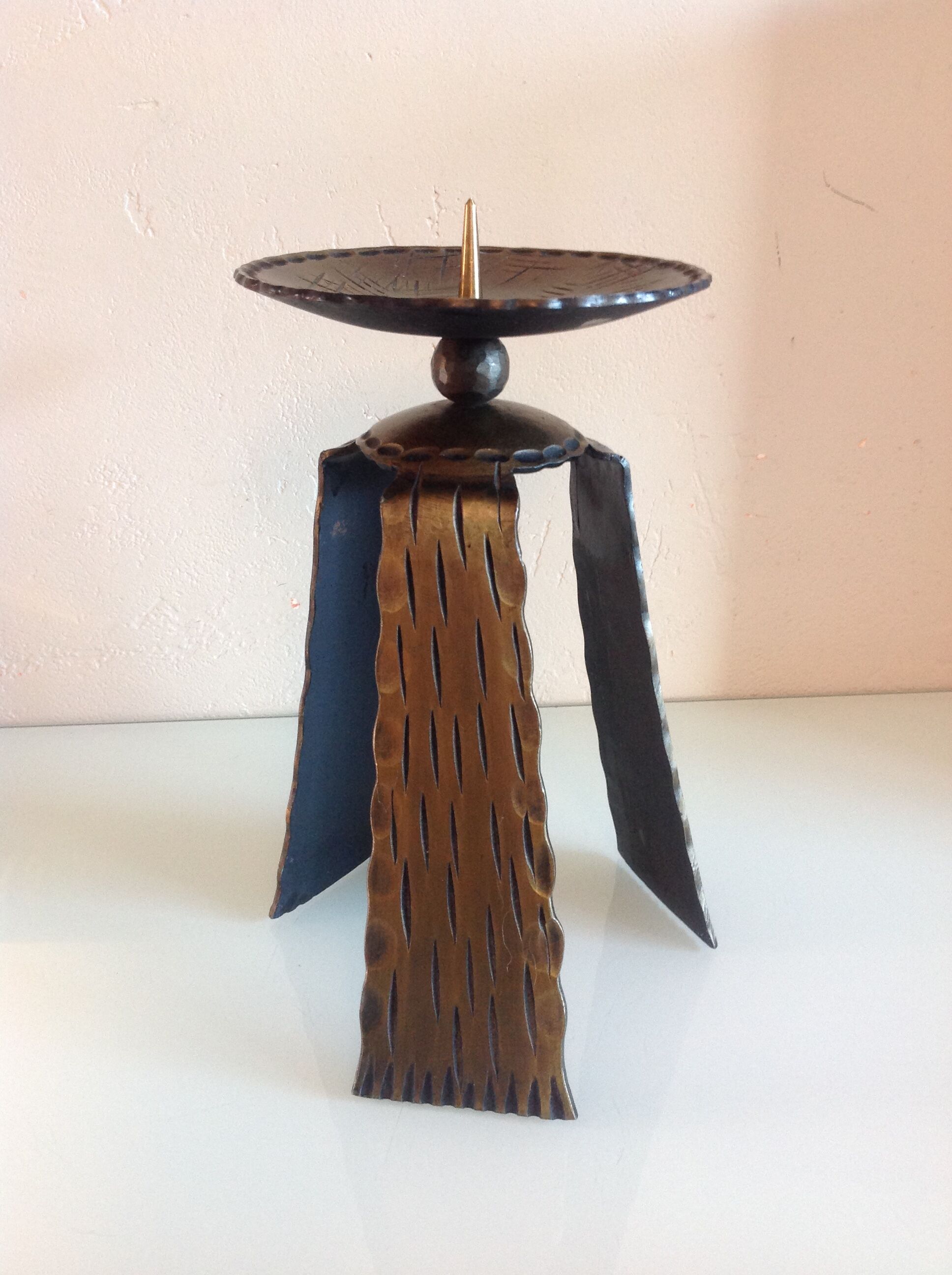 Brutalist candle holder tripod in golden metal / vintage 60s-70s