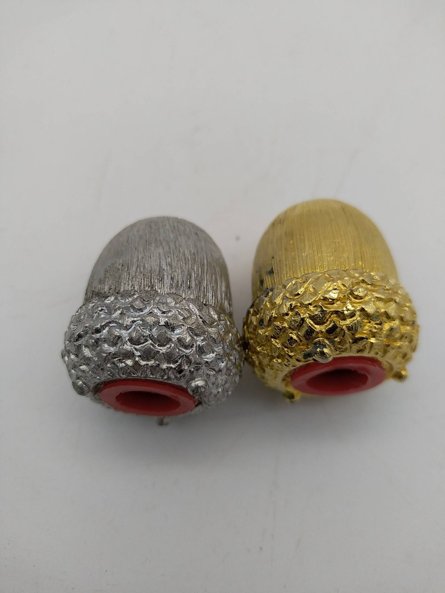 Salt and pepper shaker in silver and gold metal. Mirella. Circa 1960/70.