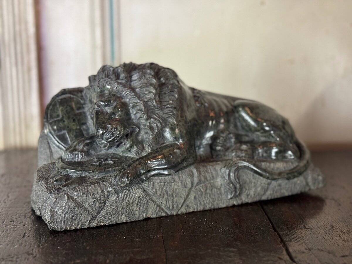 Green serpentine marble sculpture, the Lion of Lucerne after Bertel Thorvaldsen around 1880.