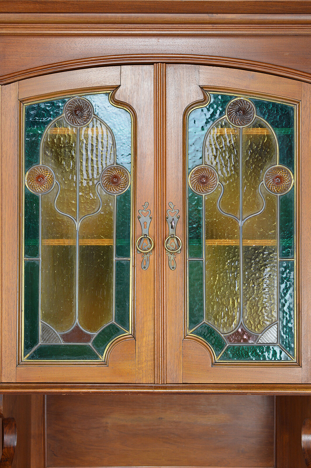 Buffet Art Nouveau en acajou sculpté et vitraux, vers 1900