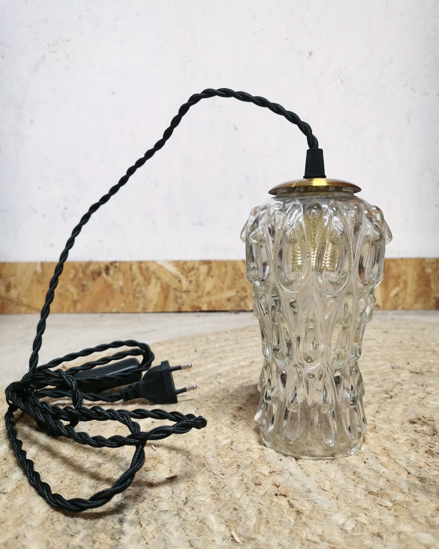 Old-globe suspension viewer made of tapered glass