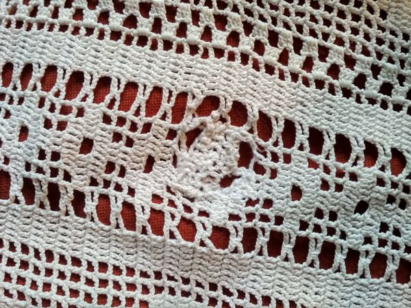 Dessus de lit en coton blanc , Ancien jeté de lit en crochet  motifs fleurs