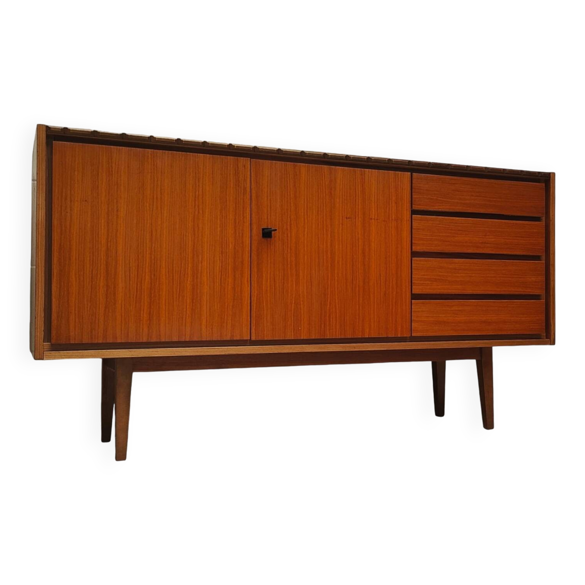 Buffet du milieu du siècle