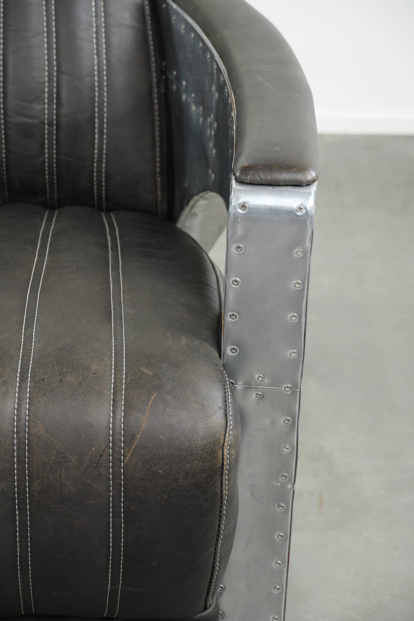 Comfortable cow leather aviator design armchair finished with aluminium