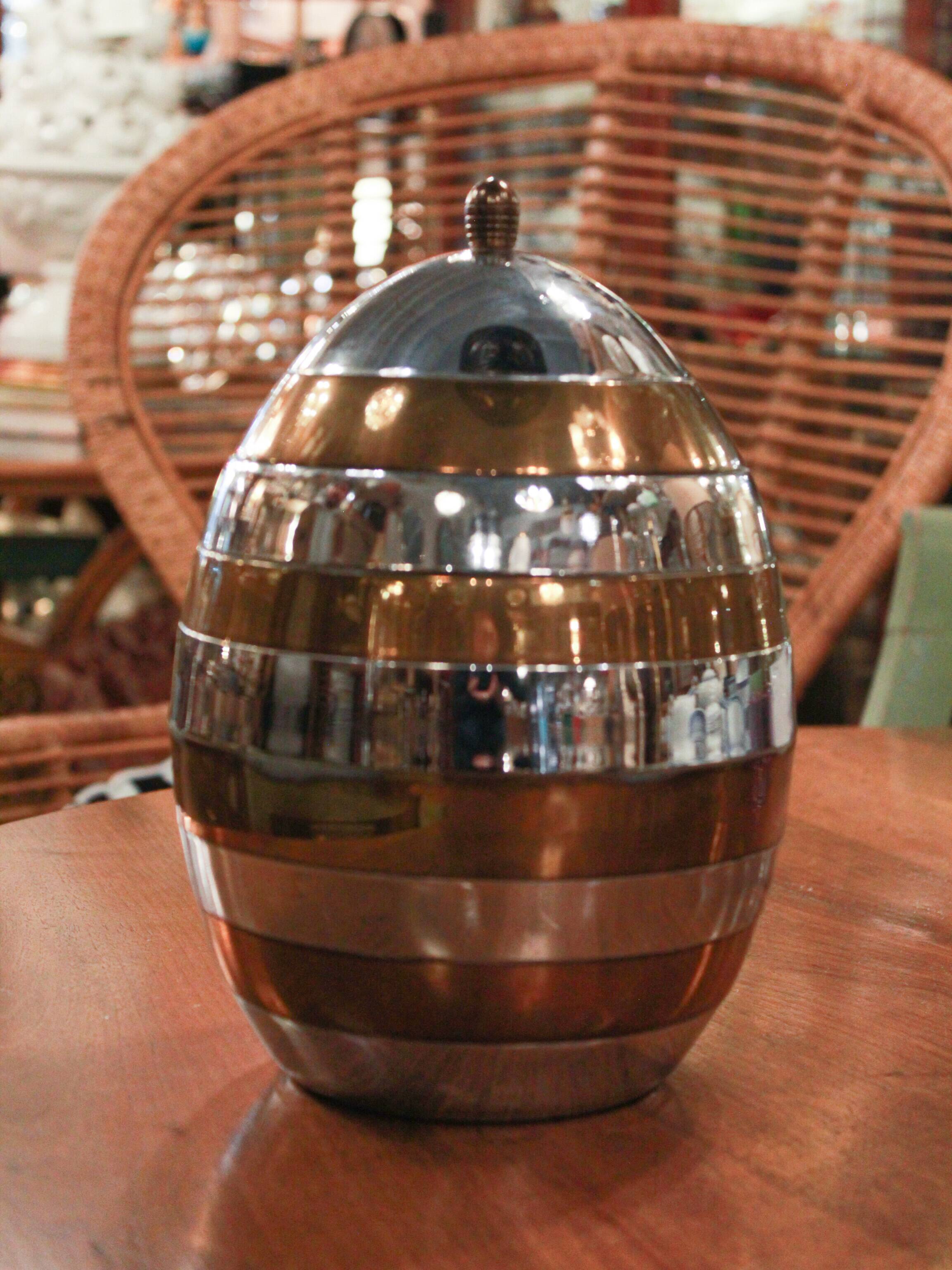 Egg-shaped ice bucket, silver and gold finish – Tommaso Barbi
