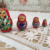 5 poupées russes rouges