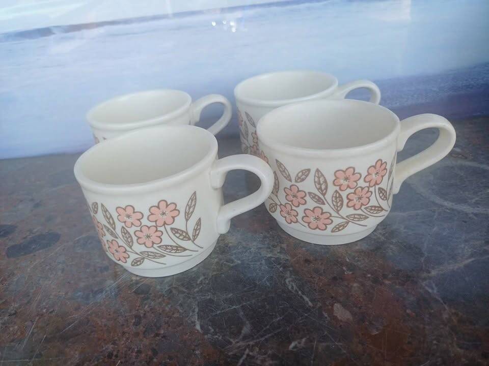 4 vintage Biltons mugs