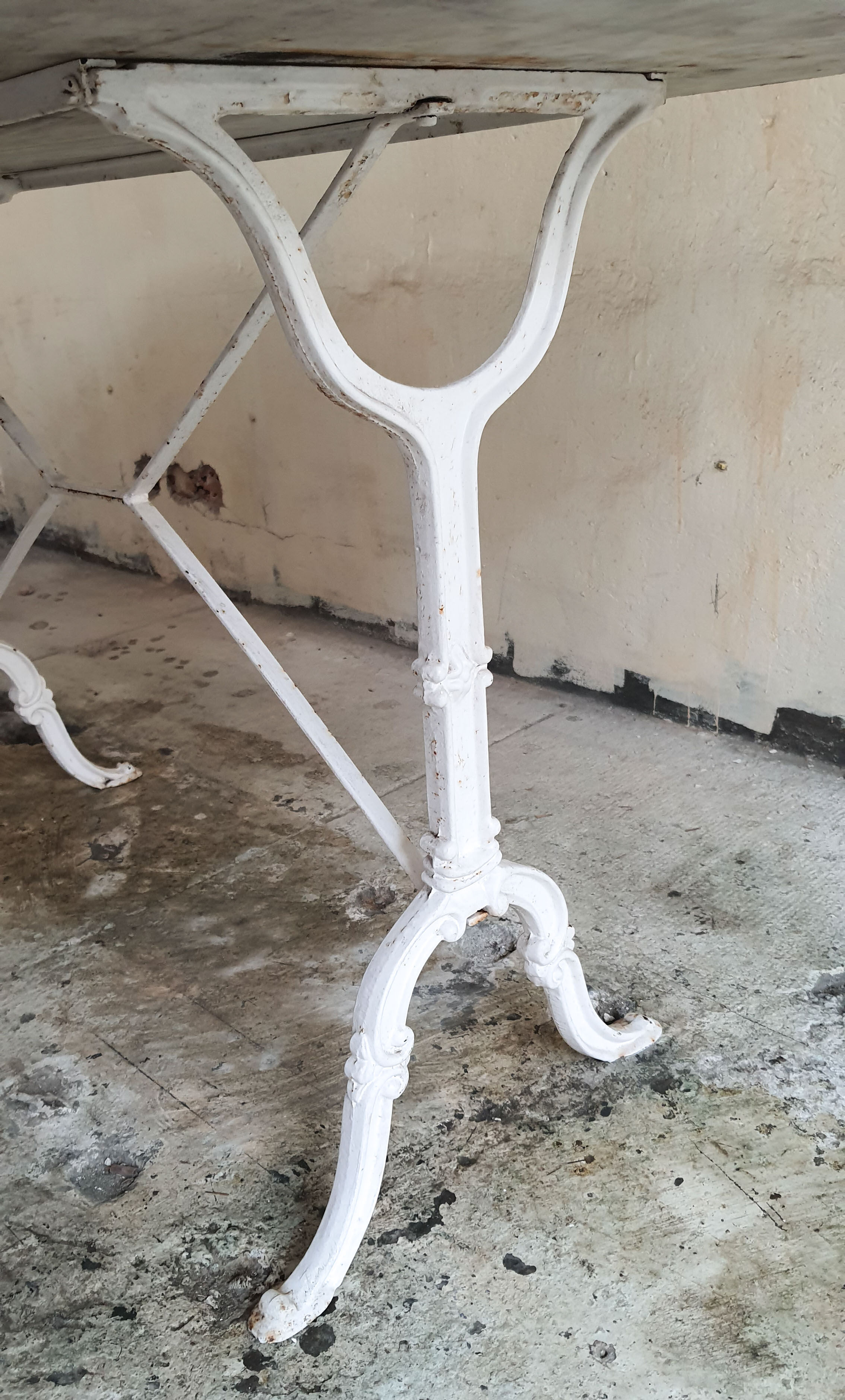 Bistro table cast iron and white marble - garden terrace