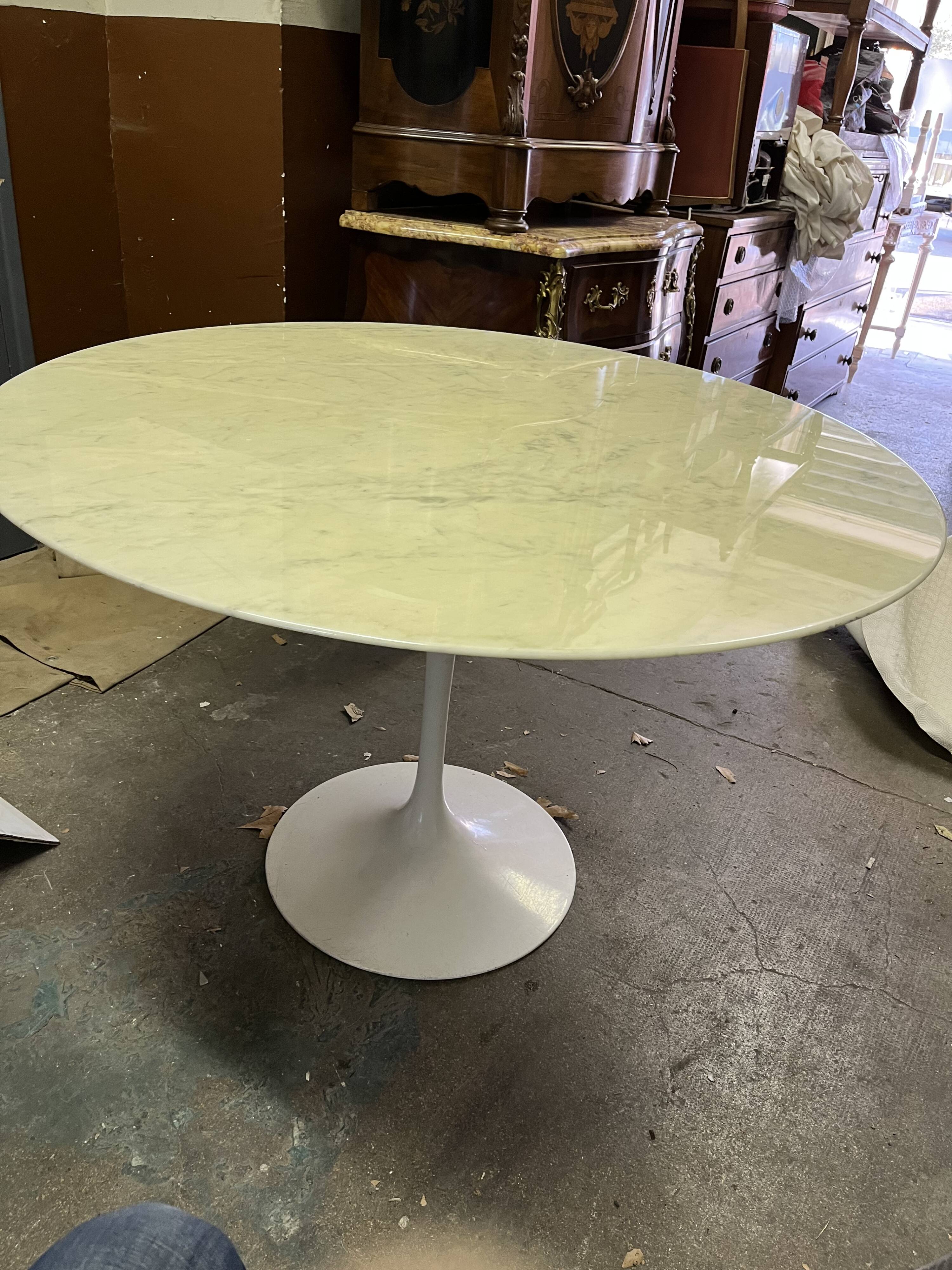 Marble round table by Ereo Saarinen , Knoll edition