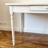 Farmhouse table with drawer