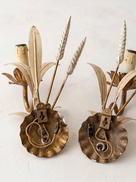 Set of 3 vintage wall sconces in gold and cream metal, wheat ear pattern.