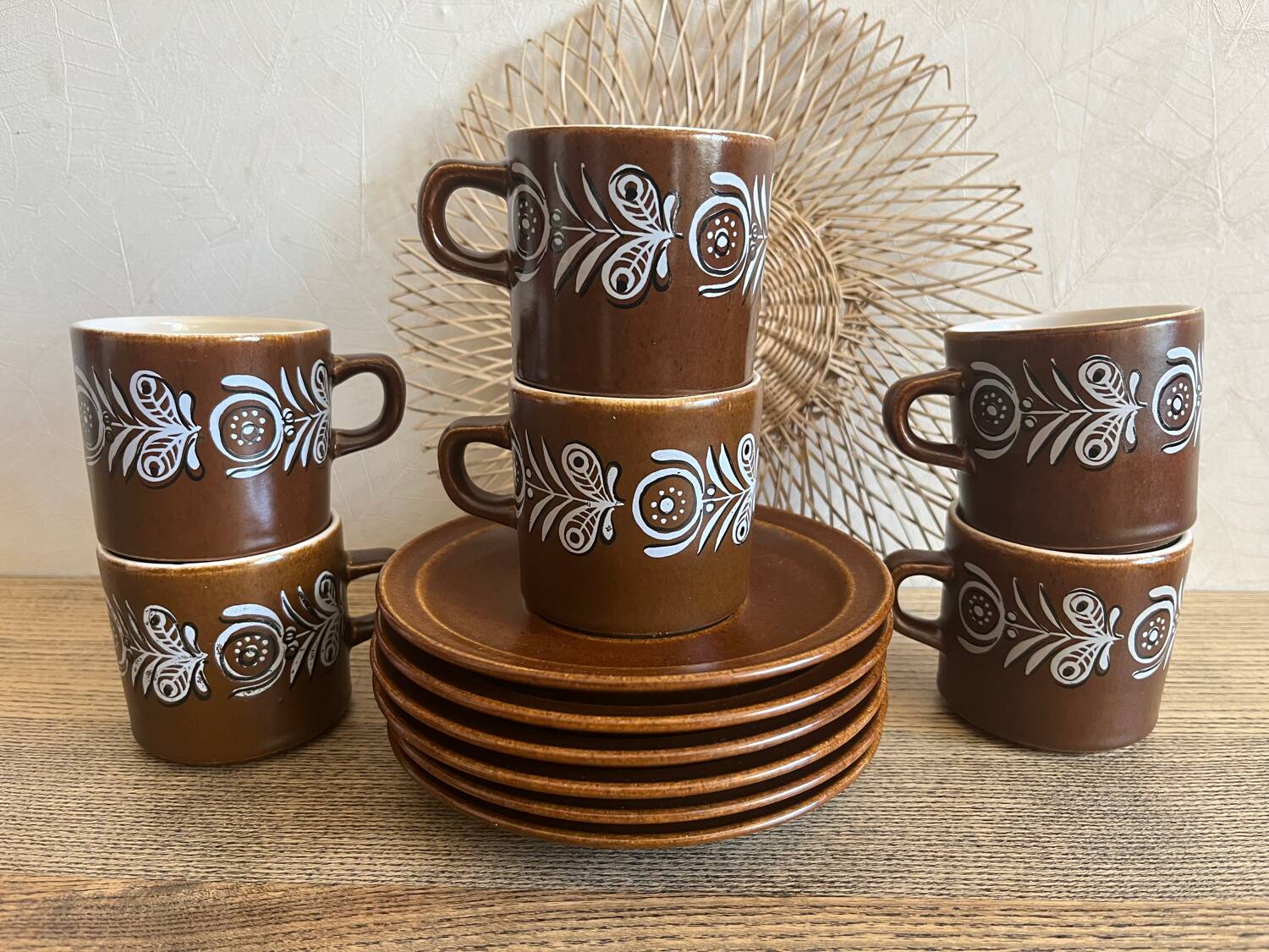 Vintage coffee service in brown stoneware from the 1970s.