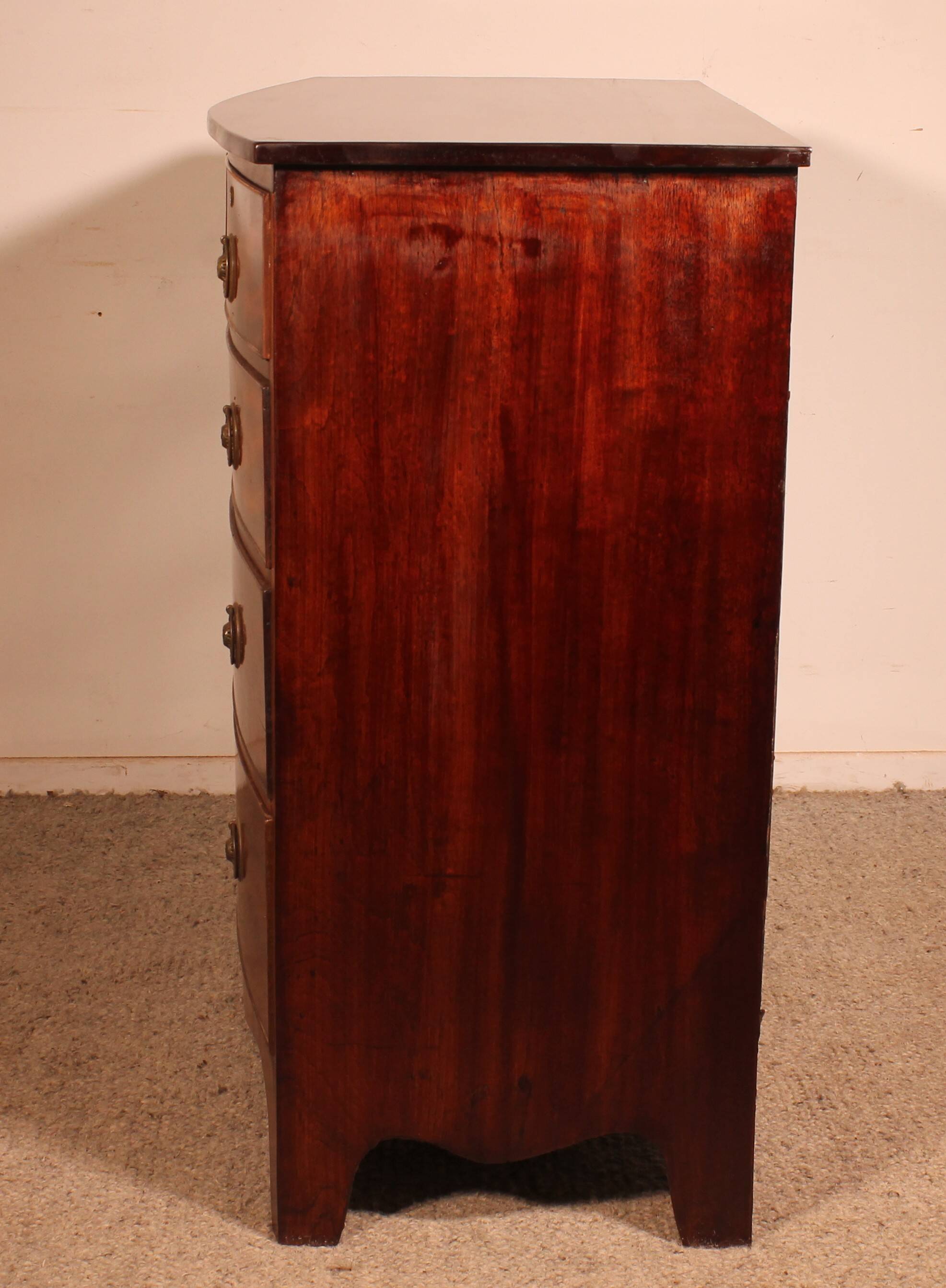 Regency period bombé commode in mahogany