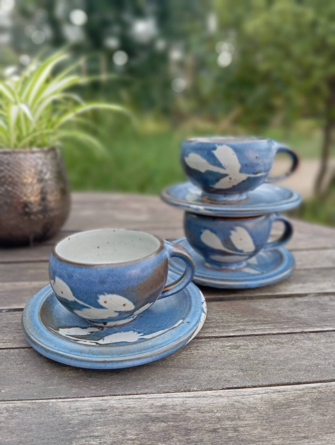 3 tasses et sous-tasses grès bleu et blanc vintage signé