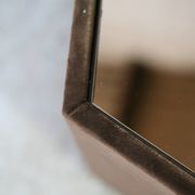 Table space age, hexagonale. Bois, velours et miroir fumé. Circa 1970