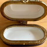 Porcelain pillbox