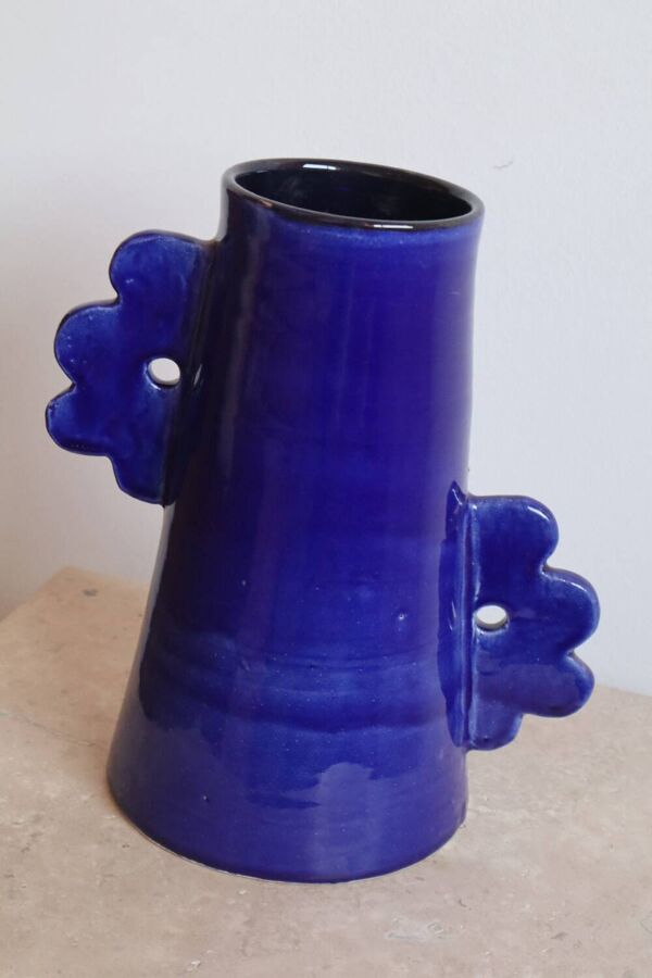 Vase abstrait en céramique fait main anses asymétriques fleuries bleu nuit