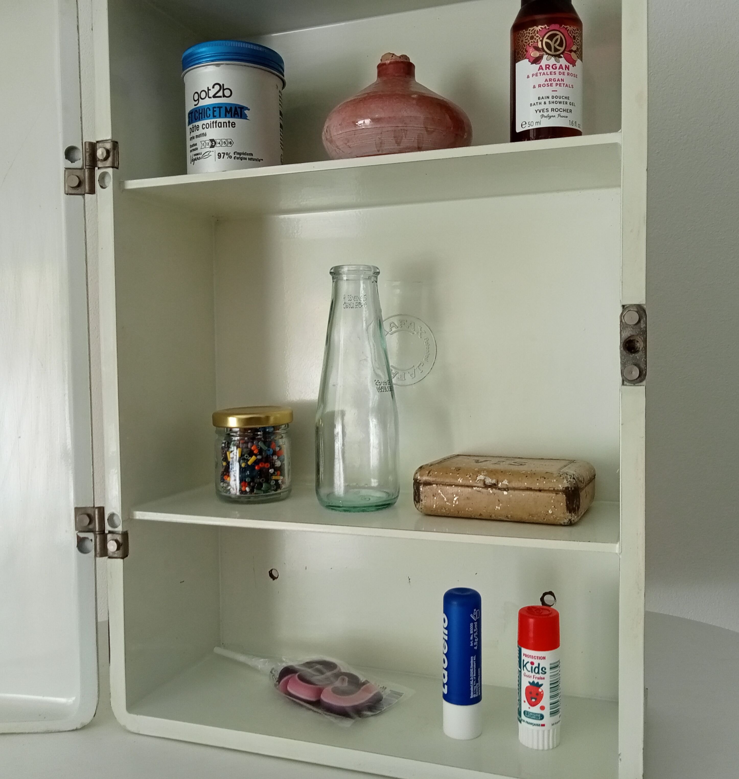Vintage medicine cabinet in bakelite 70s