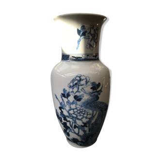 Avon old ceramics white vase flowers