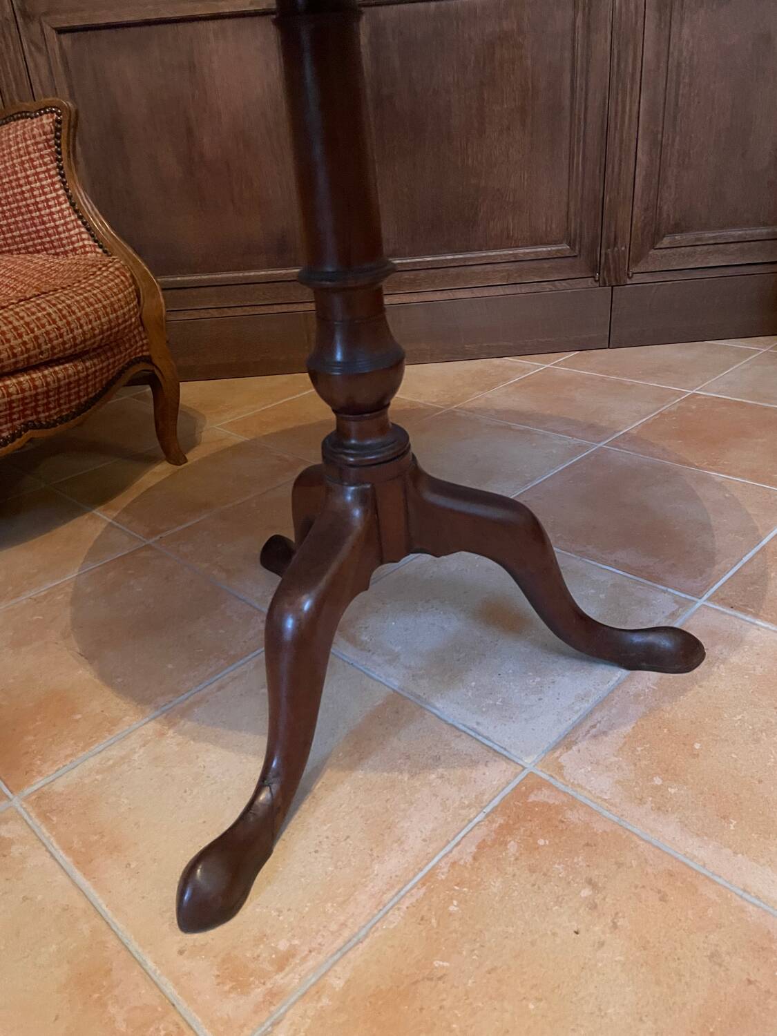 Folding gueridon, tripod in carved mahogany and brass. Late 19th century.
