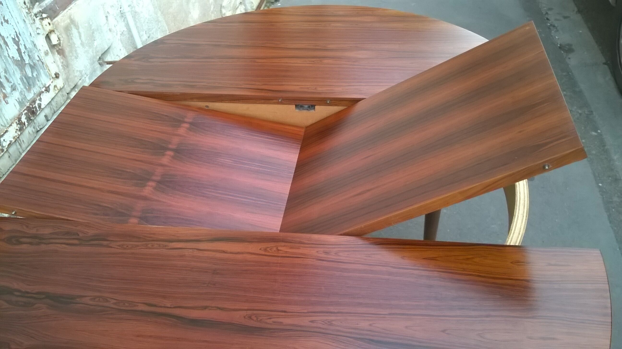 Rosewood stretch table