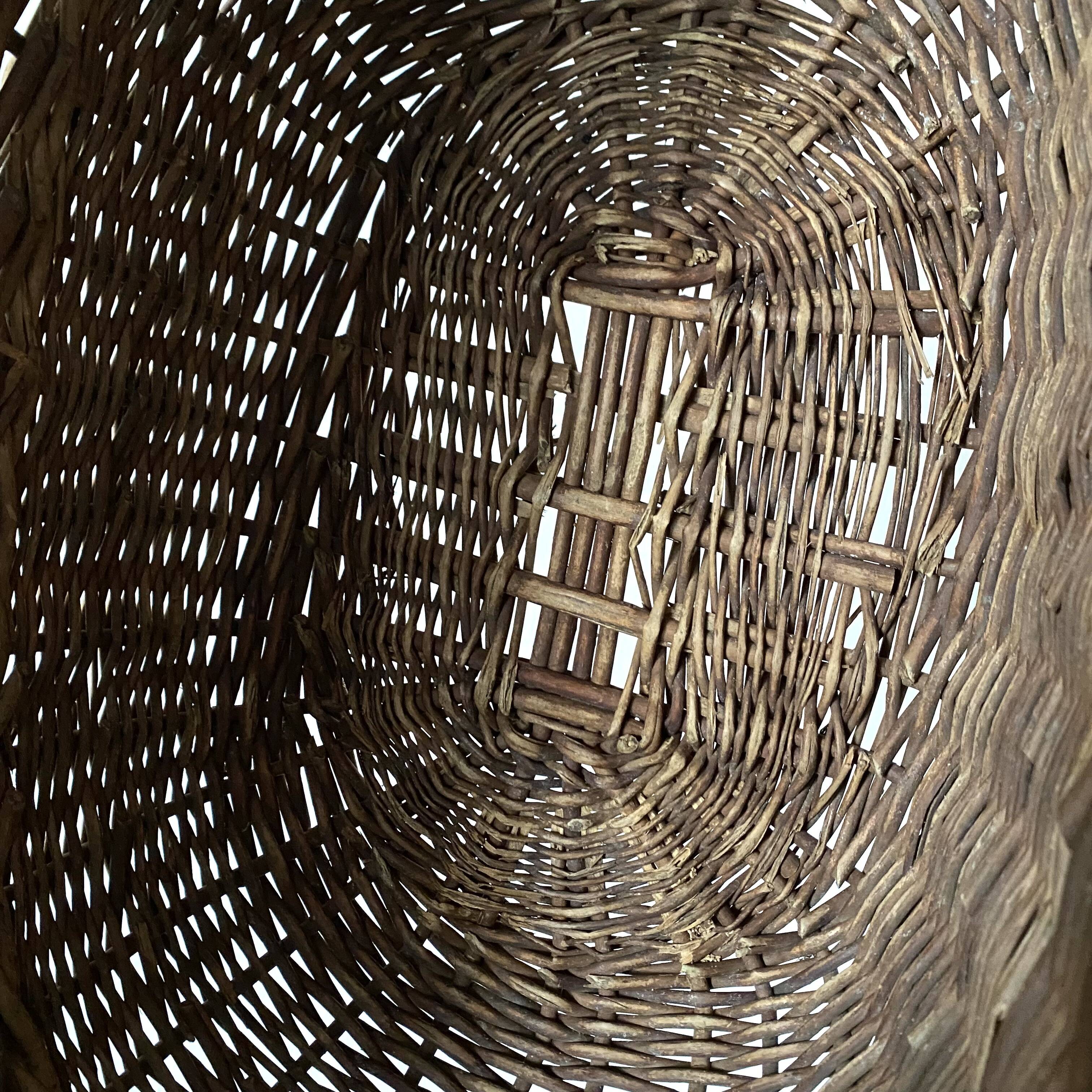 Vintage basket in woven wicker and scoubidou wire