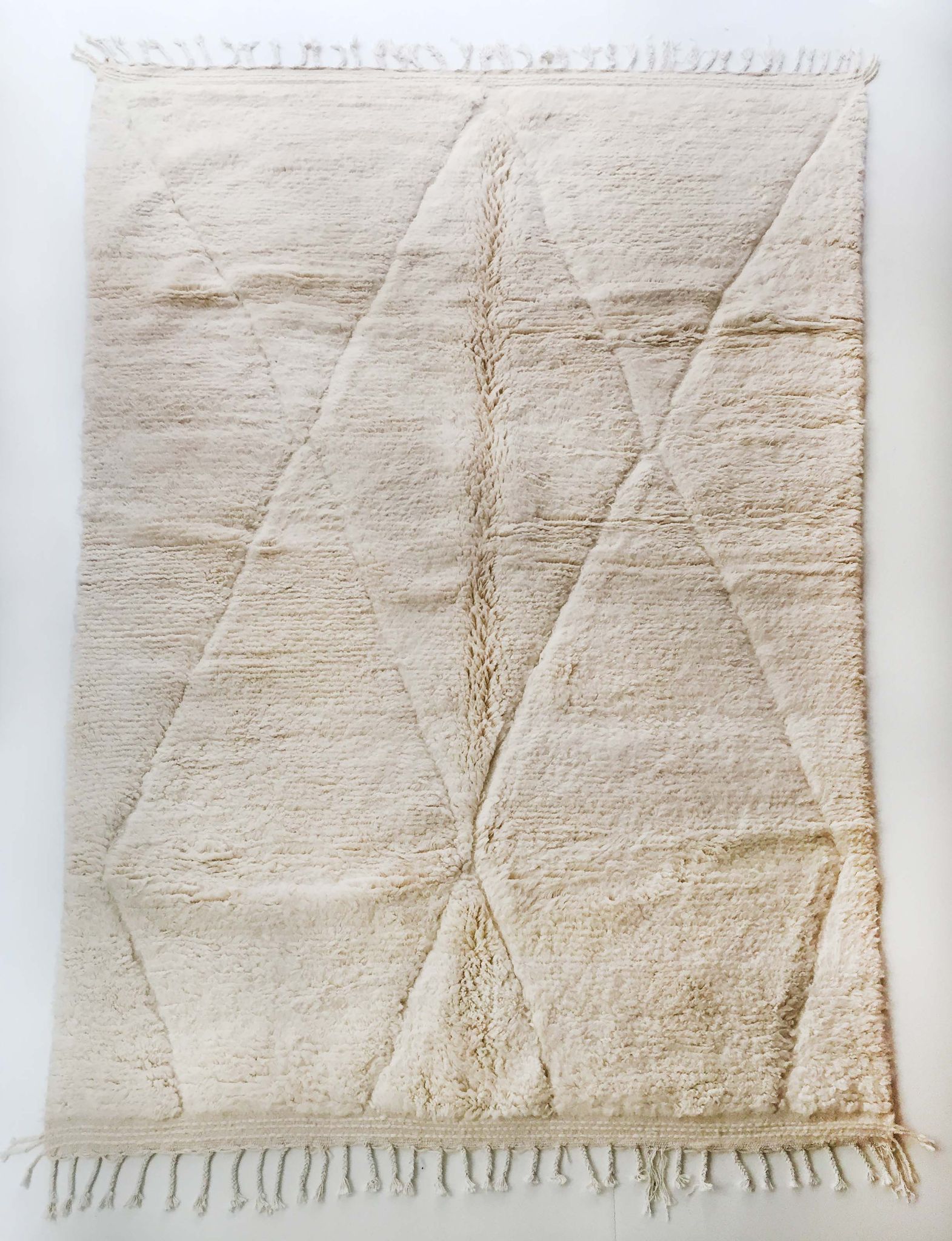 Tapis berbère marocain Beni Ouarain écru uni à losanges gravés 302x197cm