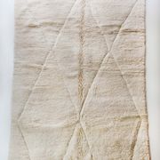 Tapis berbère marocain Beni Ouarain écru uni à losanges gravés 302x197cm